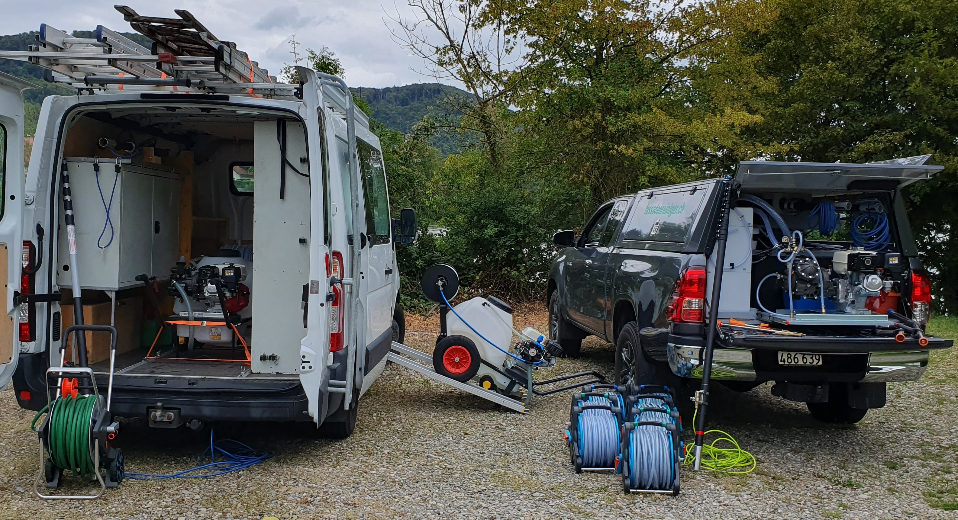 Fahrzeuge mit Inventar von der Firma Fassadenreiniger.ch GmbH. Es werden diverse Geräte und Sprühlanzen gezeigt.