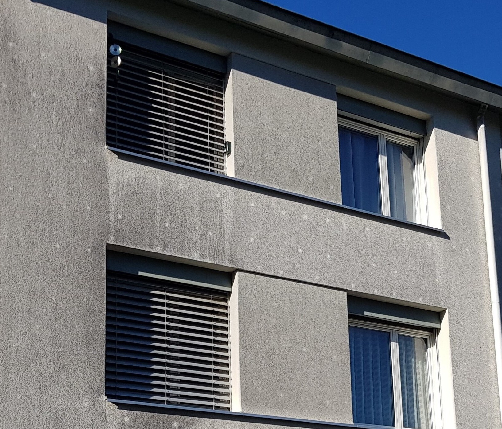 Verschmutzte Kompaktfassade welche noch nicht gereinigt wurde.