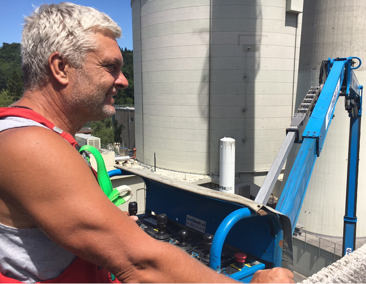 Seitenansicht vom Geschäftsführer der Firma Fassadenreiniger.ch GmbH Felix Castelberg